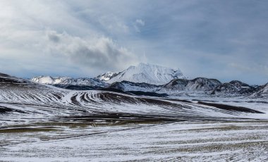 Renkli Landmannalaugar dağları Sonbaharda kar altında, İzlanda