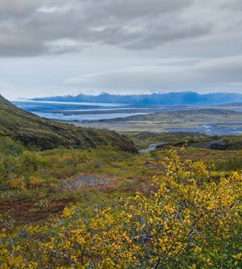 Mulagljufur Kanyonu 'ndan İzlanda' daki Breidarlon buz gölü ile Fjallsarlon Buzulu 'na güzel bir sonbahar manzarası. Halka Yolu 'ndan ve Vatnajokull' un güney ucundaki buz örtüsü ve Oraefajokull volkanından çok uzakta değil..