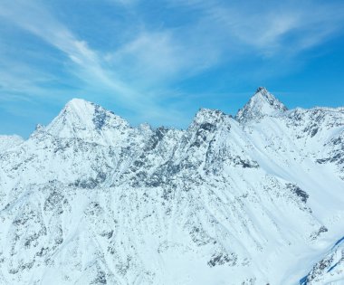 Sahne--dan kabin teleferik karlı yamaçları (Tyrol, Avusturya).
