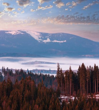 Erken bahar Ukrayna Karpat Dağları yatay, karla kaplı ridge üstleri, Plato.