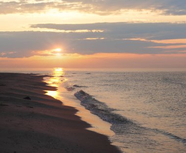 puslu daybreak deniz kumlu kıyı ile güneş ışığı yol ve balıkçı teknesi uzak siluet
