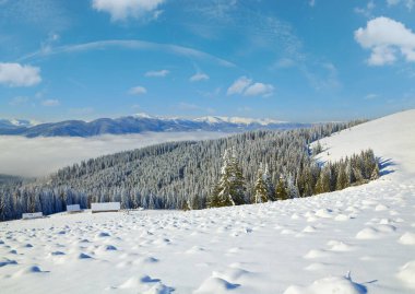 Kayak pistlerine (Bukovel Kayak Merkezi (Ukrayna) Svydovets Ridge görünümünden ile kış sakin dağ manzarası)
