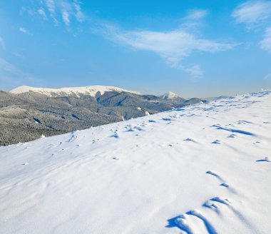 Kayak pistlerine (Bukovel Kayak Merkezi (Ukrayna) Svydovets Ridge görünümünden ile kış sakin dağ manzarası)