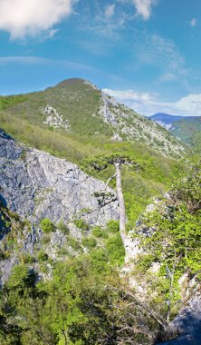 Kırım'da dağ manzarası (Ukrayna bahar).