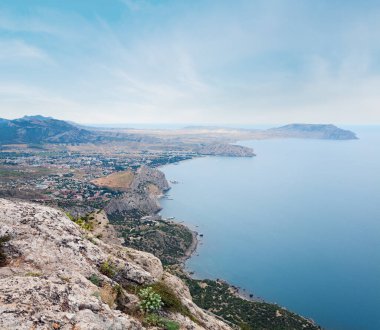 Yaz kayalık sahil şeridi 