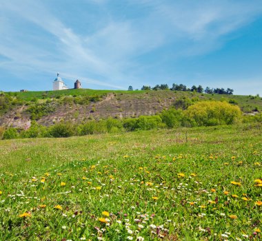 Bahar çiçeği tarlası ve antik fotess ve kilisenin arkasında (Pidgora Villadge 'daki Şekil Değiştirme Manastırı, Ternopilska oblast, Ukrayna, XVII-XVIII.)