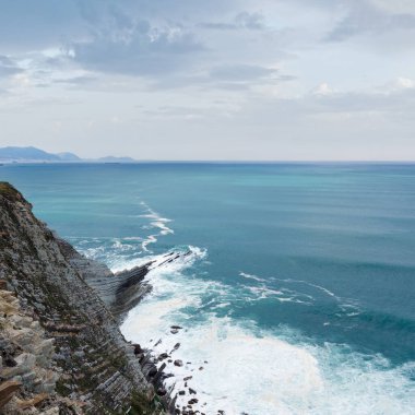 Beach Azkorri Getxo şehir, Biskay, İspanya yakınındaki yaz okyanus kıyı şeridi görünümü.