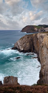 Gorliz town, Biskay, Bask Ülkesi (İspanya yakınındaki yaz okyanus kayalık sahil şeridi görünümü).