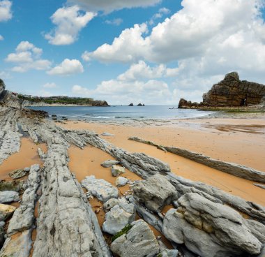 Cbeach (Pielagos, Cantabria, düşük gelgit nedeniyle çıplak kayalar detay)