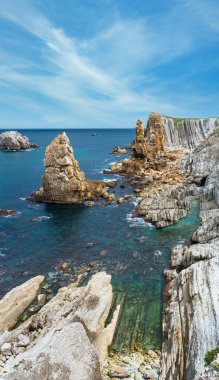 Arnia Beach (İspanya) Atlas Okyanusu kıyı şeridi manzara.