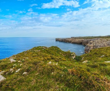 Bay of Biskay yaz kayalık sahil görünümü, İspanya, Asturias, Camango yakınındaki.