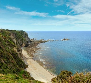 Churin plaj ve kaya oluşumları ile yaz Atlantik Okyanusu kıyısında. Regalina burun, Cadavedo, Asturias, İspanya üzerinden görüntülemek.