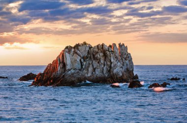 Gueirua beach (Asturias, İspanya) yakınındaki adacıkları keskin. Atlantik Okyanusu manzara akşam.