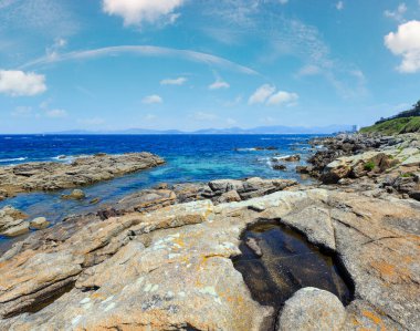 Yaz Atlantik Okyanusu kayalık sahil peyzaj (Galiçya, İspanya).