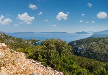 Sabah puslu yaz görüntülemek Peljesac Yarımadası Hırvat Adaları üzerinden.