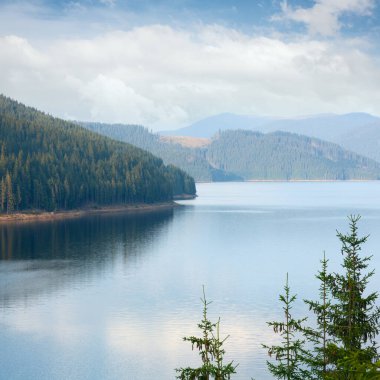 dağ gölü vidra yaz akşam görünümü (Romanya transalpina road yakınındaki)