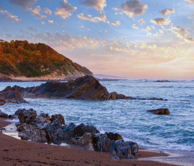 Günbatımı okyanus kıyısı görünümünden (çevre Saint-Jean-Saint-Jean-de-Luz, Fransa, Bay of Biskay beach).