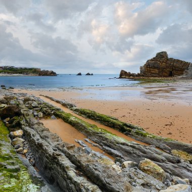 Cbeach (Pielagos, Cantabria, düşük gelgit nedeniyle çıplak kayalar detay)