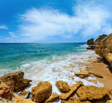 Yaz Atlantik kayalık sahil görünümü (Albufeira sınırı, Algarve, Portekiz).