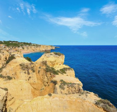 Yaz Atlantik kayalık sahil manzaralı kumlu plaj Praia da Coelha (Albufeira, Portekiz).
