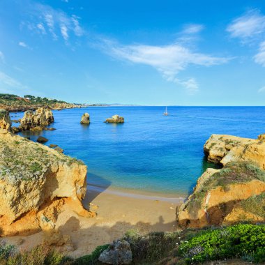 Kumlu plaj sarı uçurumlarda. Yaz Atlantik kayalık sahil Üstten Görünüm (Albufeira sınırı, Algarve, Portekiz).