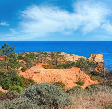Atlantik limestony sahil görünümü yakın plaj Praia de Sao Rafael ve killi toprak, Albufeira, Algarve, Portekiz akşam yaz.