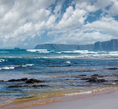 Deniz fırtınası. Plaj görünümünden puslu deniz manzarası.