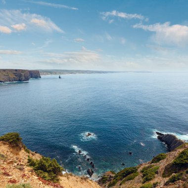Yaz Atlantik Okyanusu kayalık sahil sahne (yakınındaki Arrifana Beach, Algarve, Portekiz).