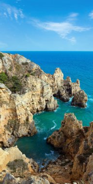 Atlantik Okyanusu yaz kayalık sahil şeridi görünümü (Ponta da Piedade, Lagos, Algarve, Portekiz).