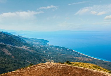 Adriyatik Denizi yaz Sahil (Vlore ülke, Arnavutluk). Dağ geçidi görüntülemek.