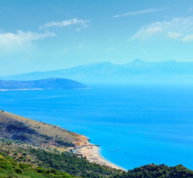 Adriyatik Denizi yaz sahil plaj ve sis (Lukove komuna, Arnavutluk) Corfu adasında. Dağ geçidi görüntülemek.