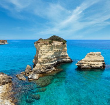 Kayalıklarla ve kayalık yığında (faraglioni), Torre Sant Andrea, güzel deniz manzarası: Salento deniz kenarı, Puglia, İtalya.