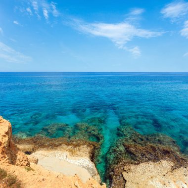 Uçurumlar, Torre Sant Andrea, at ile pitoresk deniz manzarası: Salento deniz kenarı, Puglia, İtalya.
