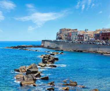 Ortigia sahil Adası'nda Syracuse şehir, Sicilya, İtalya. Güzel seyahat fotoğraf Sicilya. İnsanlar tanınmaz.