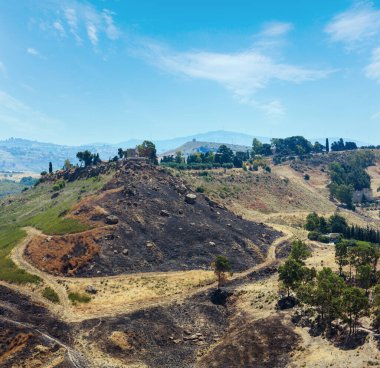 Bahçeleri ve dağ tapınak Valley, Agrigento, Sicilya, İtalya ünlü antik kalıntılar üzerinden görüntülemek.
