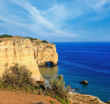 Cliff doğal kemer. Beach Praia da Afurada (Lagoa, Algarve, Portekiz yakınındaki yaz Atlantik kayalık sahil görünümü).