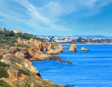 Yaz Atlantic coast yatay, kaya oluşumları yakınındaki kıyı ve Peneco Beach, Albufeira, Algarve, Portekiz.