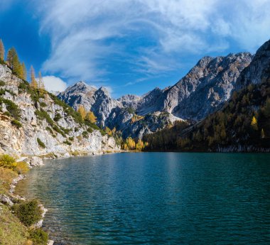 Sunny Autumn Alpine Tappenkarsee Gölü ve yukarıdaki kayalık dağlar, Kleinarl, Land Salzburg, Avusturya. Resimli yürüyüş, mevsimlik ve doğa güzelliği konsepti..