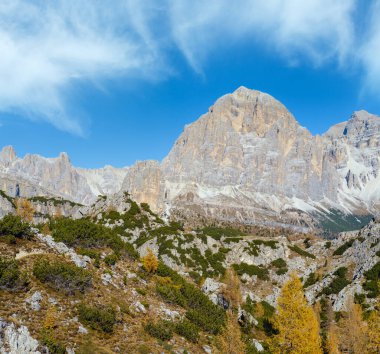 Güneşli resimli sonbahar dağları Dolomitler, Giau Geçidi 'nden Cinque Torri' ye (Beş Sütun veya Kule) kaya ünlü oluşumu, Sudtirol, İtalya.