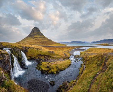 Ünlü Kirkjufell Dağı ve Kirkjufellsfoss Şelalesi Batı İzlanda sonbahar manzarasında Grundarfjrur 'un yanında..  