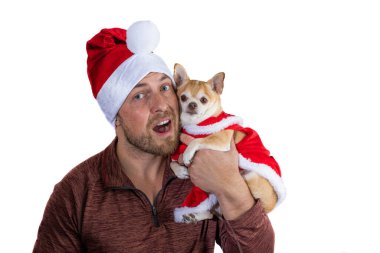 Beyaz bir arka planda izole edilmiş Noel şapkası ve elbisesi olan bir adam ve köpek yavrusu.