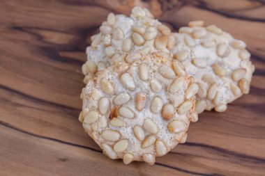 Ahşap bir masada taze pişmiş İtalyan pignoli kurabiyelerini yakın çekim