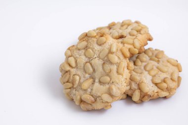 Beyaz arkaplanda izole edilmiş İtalyan pignoli kurabiyeleri