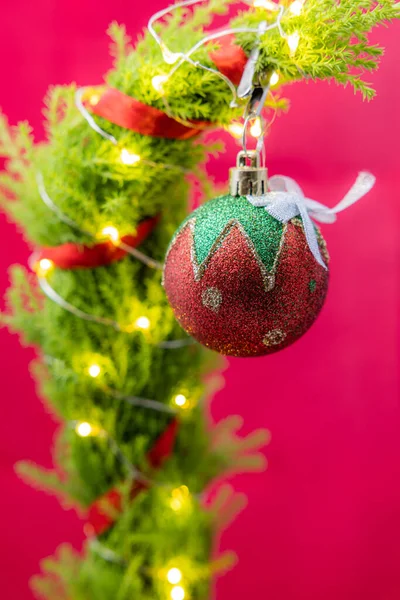 可愛くて悲しいクリスマスツリーの上にLedライトと赤い背景に1つの飾り — ストック写真