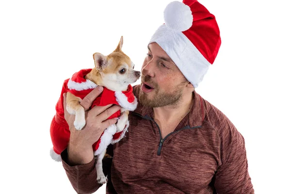 男と子犬とともにクリスマスの帽子とドレス白い背景に隔離された — ストック写真