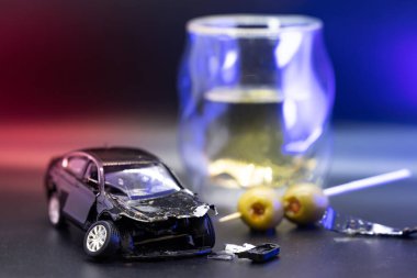 konsept görüntü oyuncak bir araba ile oluşturuldu ve bir içecek ve zeytin ile yerleştirildi arka planda kırmızı ve bulanık ışıklar ile