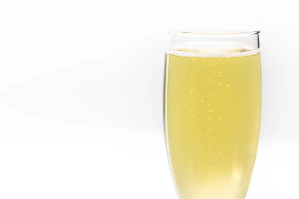 Detailní Záběr Flétny Šampaňského Naplněné Šumivým Vínem Izolovaným Bílém Pozadí — Stock fotografie