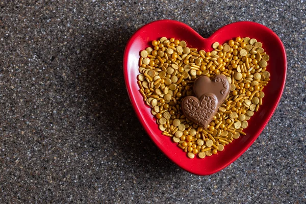 Heart Shaped Plate Golden Sprinkles Heart Shaped Chocolates — Φωτογραφία Αρχείου