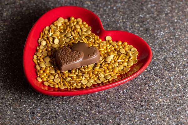 Heart Shaped Plate Golden Sprinkles Heart Shaped Chocolates — Stock Photo, Image