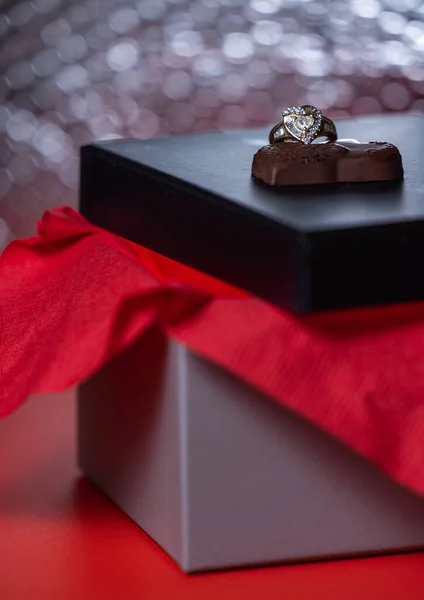 Heart Shaped Ring Chocolates Black Box Lid — Stock Photo, Image